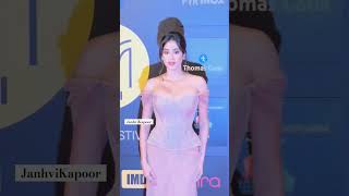 Janhvi Kapoor looks stunning in an award show