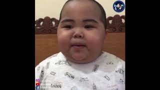 Niño gordo feliz en San Valentin