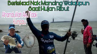 Tekad Nak Mancing Di Saat Hujan Ribut❓Alhamdulillah Ada Manisnya Juga Ingatkan Kami Kumpau Sudah 🎣🐟🔛