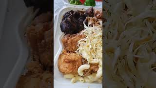 eating brown stew beef with rice and Pease fry chicken #jamaican box food 😋 🌶💯🇯🇲