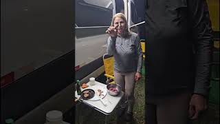 Comida  na cozinha  externa do motorhome