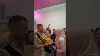 pak polisi beri kejutan ibunya kue ulangtahun