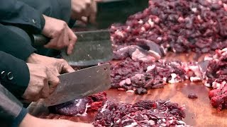 貴州奇葩牛糞宴，用牛糞做菜招待貴賓|Guizhou strange cow dung dishes, using cow dung to cook food for treating VIP