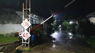 Tour Jalan Kaki || Hujan deras di desa Indonesia Suara hujan Relaksasi untuk tidur