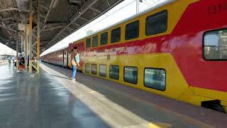 11086 Madgaon Double Dekar AC Express arriving Thane Station | #11086madgaondoubledekaracexpress |