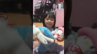 Zahwa pengen nyanyi sama boneka