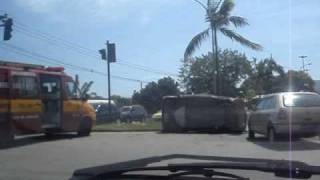 Acidente violento na Barra da Tijuca » Rio de Janeiro (Carro Capota às 15h da tarde)