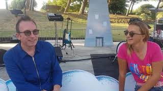 Xavier Stubbe chanteur jeune public interview pour présenter son spectacle  "On marche sur la tête"