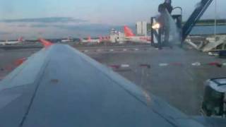 De-icing Easyjet Airbus A319 at Gatwick