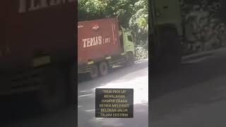 Extreme Truk Pick up Kewalahan Hampir Crash Ketika Melewati Belokan Jalur Tajam Ekstrim #shorts