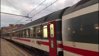 IC con una E414 Enit Live Italian in partenza dalla stazione di Sestri Levante!