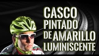 Casco de ciclista pintado de amarillo fluor luminiscente que brilla en la oscuridad