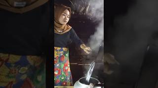 Diluar hujan didepan tungku bersama si teteh #shortvideo #rain #pedesaanyangjauhdarikota