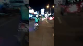 Driver Gojek dan Grab bike kompoy di jalan