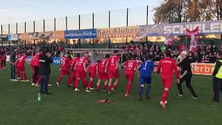 Jubel des FC Giessen nach dem Topspiel-Sieg in Alzenau (3.11.2018)