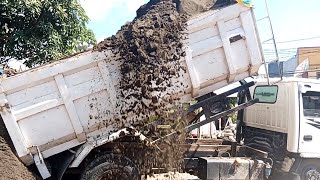 Mobil Dump Truk Pasir Jomplang Muatan Tinggi Menggunung Sampai Tumpah-tumpah