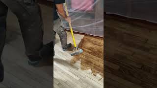 application d'un liant de rebouchage #plastor #lessensdubois #parquet #technique #methode #bois