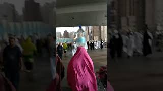 Ajaib di Masjidil Haram. Bisa bawa air zamzam tanpa dipegang.