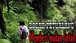 BOCAH PETUALANG: Memberi makan lintah