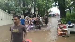 Momen Pasien RSUD Tebet diangkut Saat Banjir