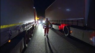 Lastwagen blockieren Rettungsgasse