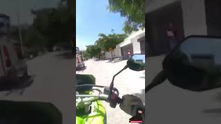 Policía 👮‍♂️ persigue a hombre que no quiso parar en su moto🏍