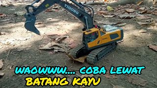 Excavator Lewat Batang kayu