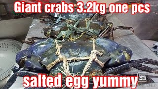 #Giant crabs live 3.2kg one PCs #salted egg #grabe laki Ng #Alimango