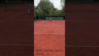 Aua… Niklas Kochta trying a „tweener“ 😂🙆‍♀️ #tenniskids #tennispro #tennisfun #tennisplayer