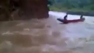 canoeiro pula da canoa em corredeira😂🤣