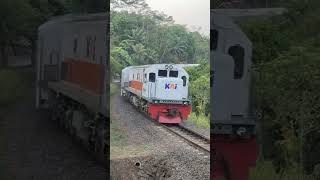 SUARA MESIN LOKOMOTIF  CC 201 SAAT MENANJAK #kai #keretaapi #keretaapiindonesia #lokomotif #sepur