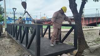 Colocaron tres nuevas pasarelas en el bajo puente Vélez Sarsfield