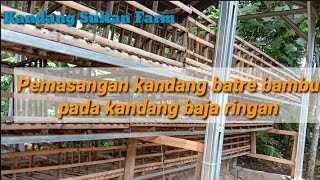 Proses pemasangan kandang batre bambu pada kandang baja ringan