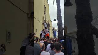 People trying to pick the ham on top #latomatina #spain #2024 #food #festival #tomatofestival(4)