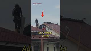 Melihat Tukang Pasang Atap Rumah dari Kejauhan #viral #rumah #trending