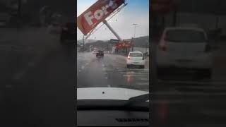 Vento derruba placa da Fort Atacadista em Santa Catarina e quase atingiu carro  Furacão Tornado