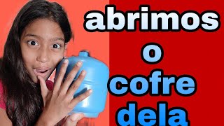 abrimos o cofre dela e compramos muitas coisas