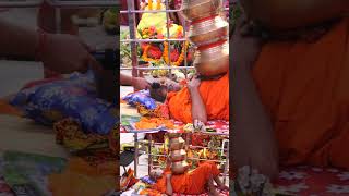 मां दुर्गा की अनोखा भक्ति, सीने पे 21 कलश रख कर रहे पूजा! #viralvideo