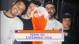 VJ Fantochito assiste ao clipe Esperando Você da TERNO REI