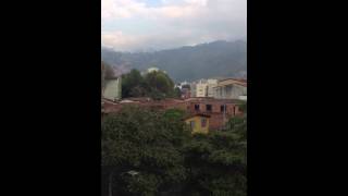 Amaneciendo en Medellín y mirando la aparente inofensiva Comuna 13