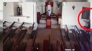 Hombre se roba cuadro de una iglesia en Santa Ana