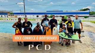 PCD prática de bodyboarding na piscina