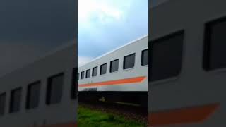 KA Sri Tanjung ngebut di stasiun tarik