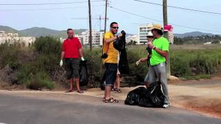 Acción de #Desembasura en Ses Feixes, Ibiza