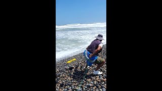 Mira!!. Impresionante Habilidad fuerza de este HOMBRE para Pescar Sacar su Red en Mar Agitado