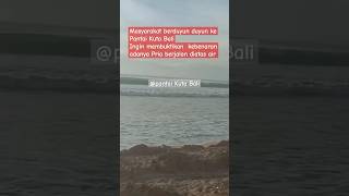 Pria berjalan di atas air Pantai Kuta Bali