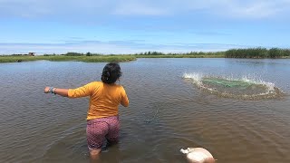 Saca la Atarraya del agua y mira quedo Esto.. atrapado en su red