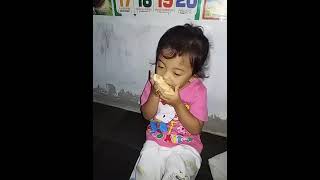 Malika comel makan 🍌 kepok 😋