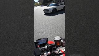 Auto mi taglia la strada in moto…😳