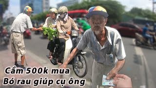 Cầm 500k mua hết đống rau giúp cụ ông đội nắng năn nỉ người đi đường